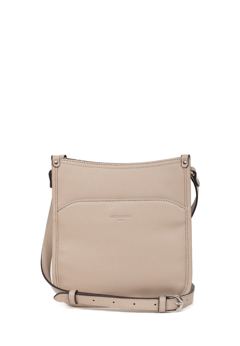 Borsa a tracolla in pelle beige con una texture liscia, design minimalista, tracolla regolabile e una tasca frontale con un marchio discreto.