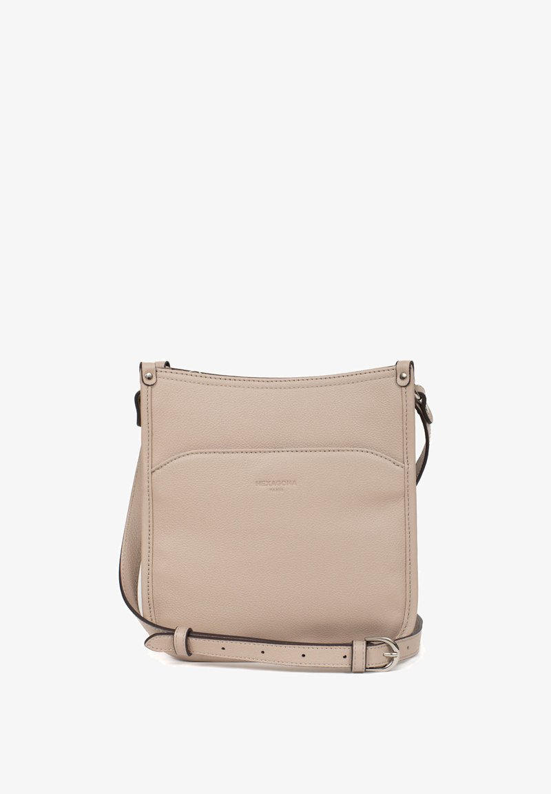 Borsa a tracolla in pelle beige con una texture liscia, design minimalista, tracolla regolabile e una tasca frontale con un marchio discreto.