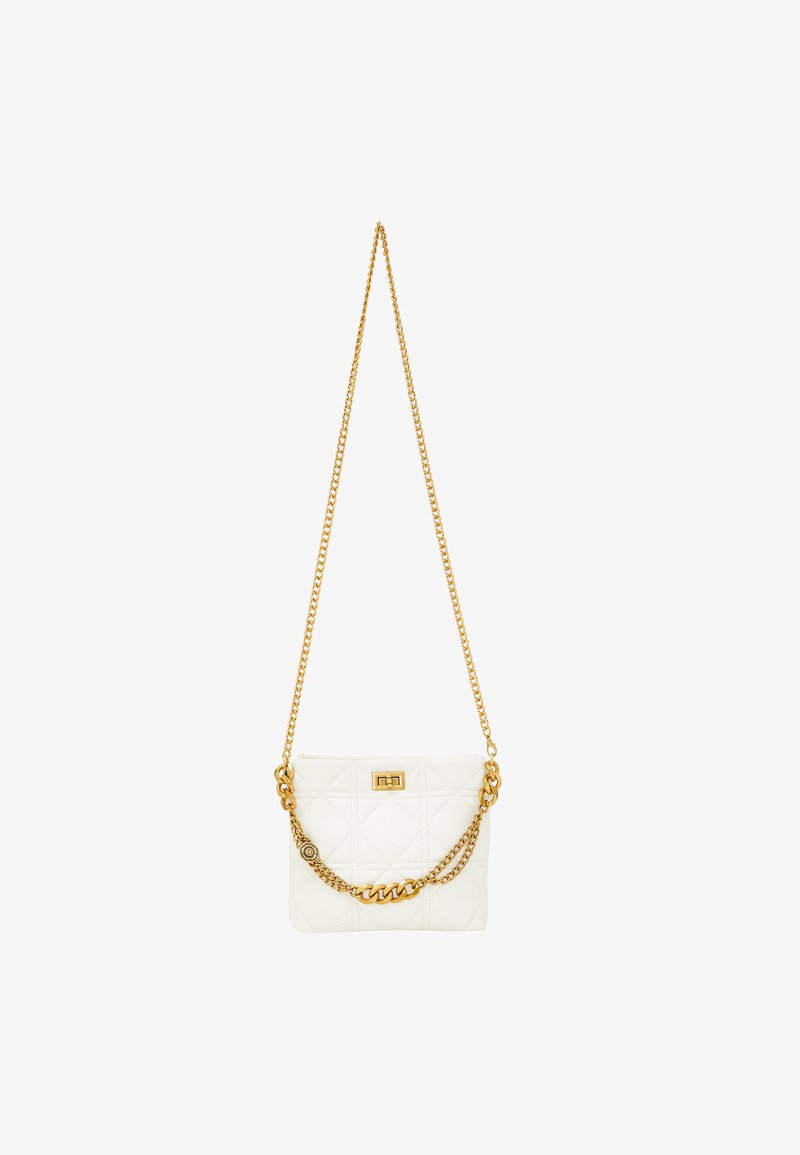 Borsa a tracolla bianca trapuntata con una catenina dorata e un accento decorativo a catena, di forma rettangolare e con chiusura a scatto.