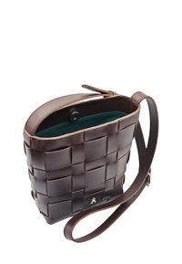 Sac en cuir tressé marron avec une forme structurée, une courte bandoulière et une fermeture à bouton-pression. L'intérieur présente une doublure teal. Détail de couture remarquable.