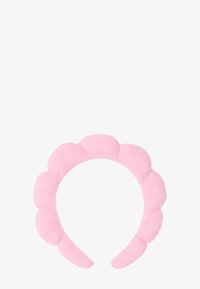 Vaaleanpunainen kangaspanta, jossa on saarrostettu muotoilu ja sileä pinta. Pyöreä muoto ja pehmeä materiaali, jotka sopivat hiusten muotoiluun tai koristeluun.