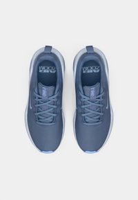 Nike Air Zoom sportcipők sötétkék hálós anyagból, sima fehér talppal. Jellemzők: rugalmas fűzők és párnázott bokarész a kényelem érdekében.