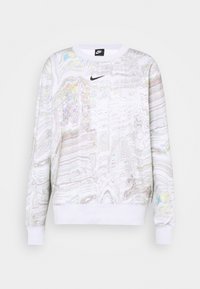 Bílá mikina s vlnitým abstraktním vzorem v pastelových barvách. Má dlouhé rukávy, kulatý výstřih a malé černé logo Nike.