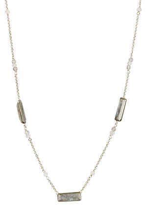 Zarte Halskette aus Gold mit drei rechteckigen grauen Steinen und kleinen runden weißen Perlen, die entlang der Kette verteilt sind.