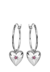 Srebrne kolczyki w kształcie kółek z zawieszkami w kształcie serc, z motywem gwiazdy i różowym klejnotem na środku każdego serca. Gładkie, wypolerowane wykończenie.
