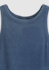 Débardeur à côtes sans manches en bleu profond. Présente un col rond et un tissu texturé. Aucune couture visible ni détails en métal.
