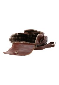 Borsa in pelle marrone con chiusura a zip, fodera interna a quadri e patta frontale. Presenta una tracolla regolabile e hardware in metallo.