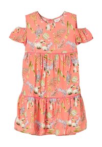 Korálové šaty s odhalenými rameny, se vzorem zvířat, kaktusů a rostlin. Rozšířená sukně s vrstveným střihem a jemným růžovým lemováním.