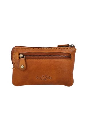 Rudas odinis piniginė su tekstūruotu paviršiumi, turinti užtrauktuką ir mažą priekinį kišenėlę, iškilus logotipas priekyje.