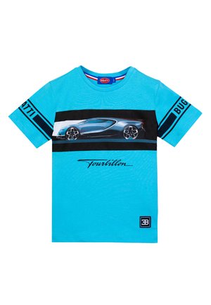 Camicia a maniche corte di un brillante blu, con vista laterale di un'auto sportiva argentata, strisce nere, la scritta "Tourbillon" e "Bugatti" su entrambe le maniche.