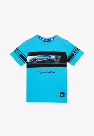 Camicia a maniche corte di un brillante blu, con vista laterale di un'auto sportiva argentata, strisce nere, la scritta "Tourbillon" e "Bugatti" su entrambe le maniche.