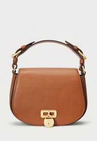 Ruda odinė rankinė su lenkta forma, auksinės spalvos detalėmis ir užsegimu su spyna. Trumpa rankena ir petneša įtrauktos.