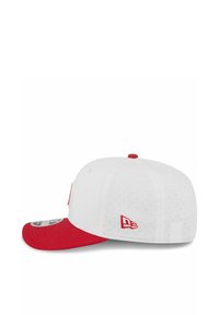Weißes Baseballcap mit rotem Schirm und oberem Knopf, kleines rotes Logo an der Seite und perforierte Stoffpaneele zur Belüftung.