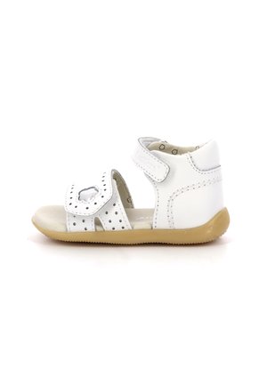 Sandale en cuir blanc avec perforations, bride ajustable et semelle en caoutchouc. Le design ouvert présente une pointe arrondie et une semelle intérieure rembourrée.