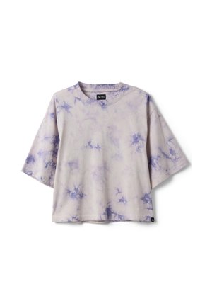 Oversized t-shirt met korte mouwen en lichtpaarse tie-dyeprint, plat gelegd op een witte achtergrond, met een ronde halslijn.