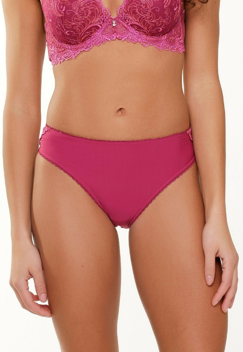 Fuchsia Lingerie-Set mit einem Spitzen-BH und passenden hochgeschnittenen Slips, aus glattem Stoff mit floralen Designelementen.