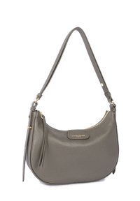 Borsa a tracolla in pelle grigia con zip dorata, tracolla regolabile e placca con logo Lancaster Paris sul fronte.