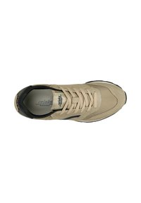 Beige Wildleder-Sneaker mit Mesh-Einsätzen, schwarzen Akzenten, sechslöcherigem Schnürsystem und abgerundeter Zehenpartie. Gummisohle mit strukturiertem Muster.