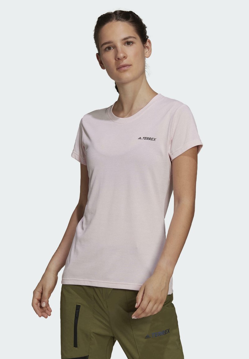 Helles rosa, kurzärmliges Sportshirt aus strukturiertem Stoff mit rundem Ausschnitt, versehen mit einem kleinen schwarzen "Terrex"-Logo auf der Brust.