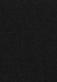 Schwarzer Denim-Stoff mit glatter Textur, der ein dezentes Köpergewebe-Muster aufweist. Das Material wirkt robust und gleichmäßig in der Farbe.