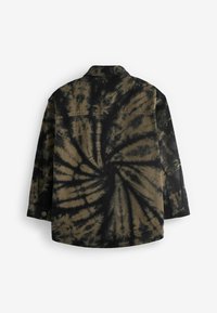Giacca camicia tie-dye nera e marrone con motivo a spirale, colletto, maniche lunghe e chiusura a bottoni, realizzata in un tessuto testurizzato.