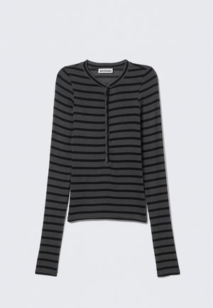 Zwart en donkergrijs horizontaal gestreept shirt met lange mouwen, ronde hals en een knopenbies met zeven knopen middenvoor.