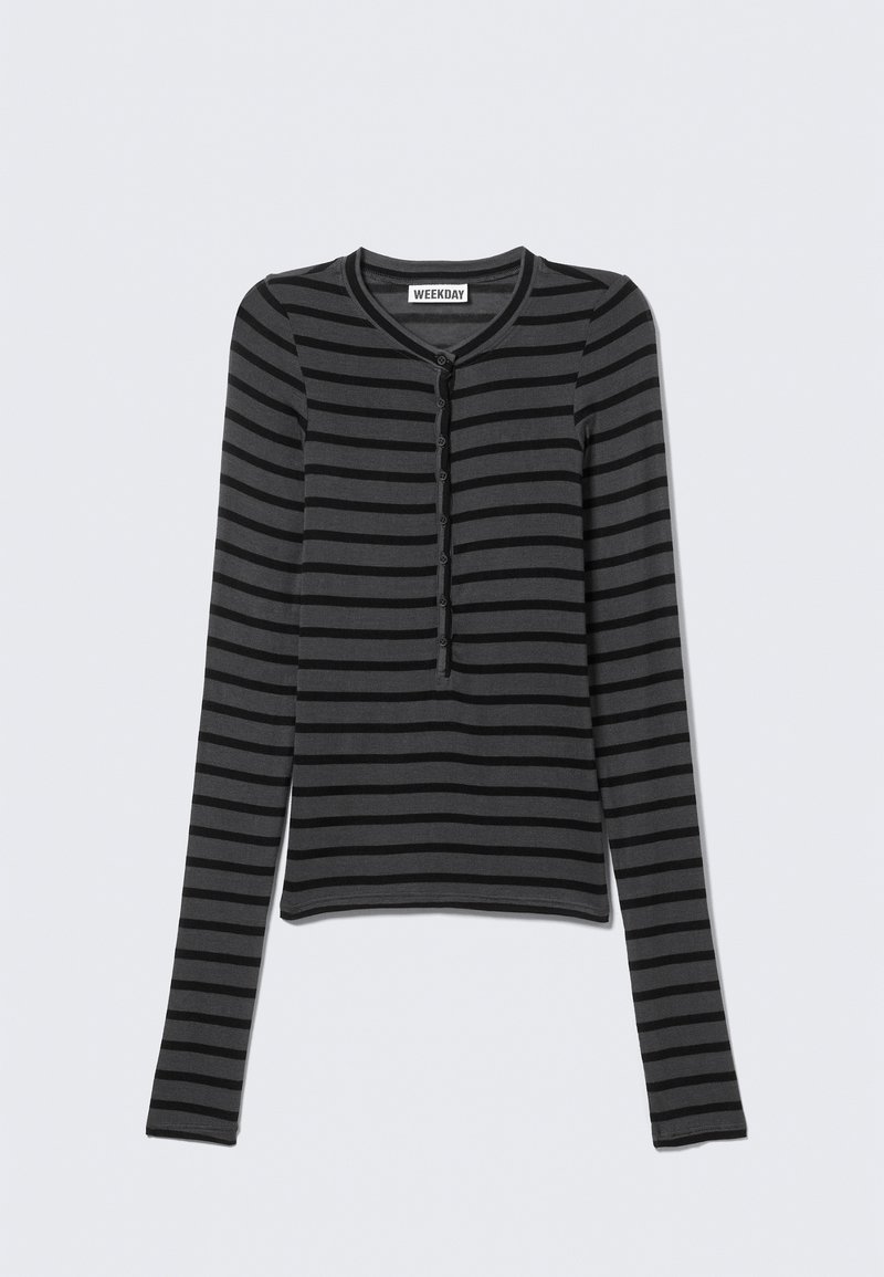 Chemise à manches longues à rayures horizontales noires et gris foncé, col rond avec une patte de boutonnage à sept boutons au centre devant.