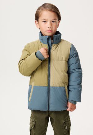 Pufferjack in olijfgroen en blauw, met een hoge kraag, ritssluiting aan de voorkant en twee voorzakken. Gemaakt van glad, lichtgewicht materiaal.