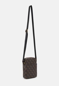 Sac en bandoulière brun à motifs avec une texture lisse, une sangle noire et des accents en or. Design rectangulaire compact avec une fermeture à glissière.