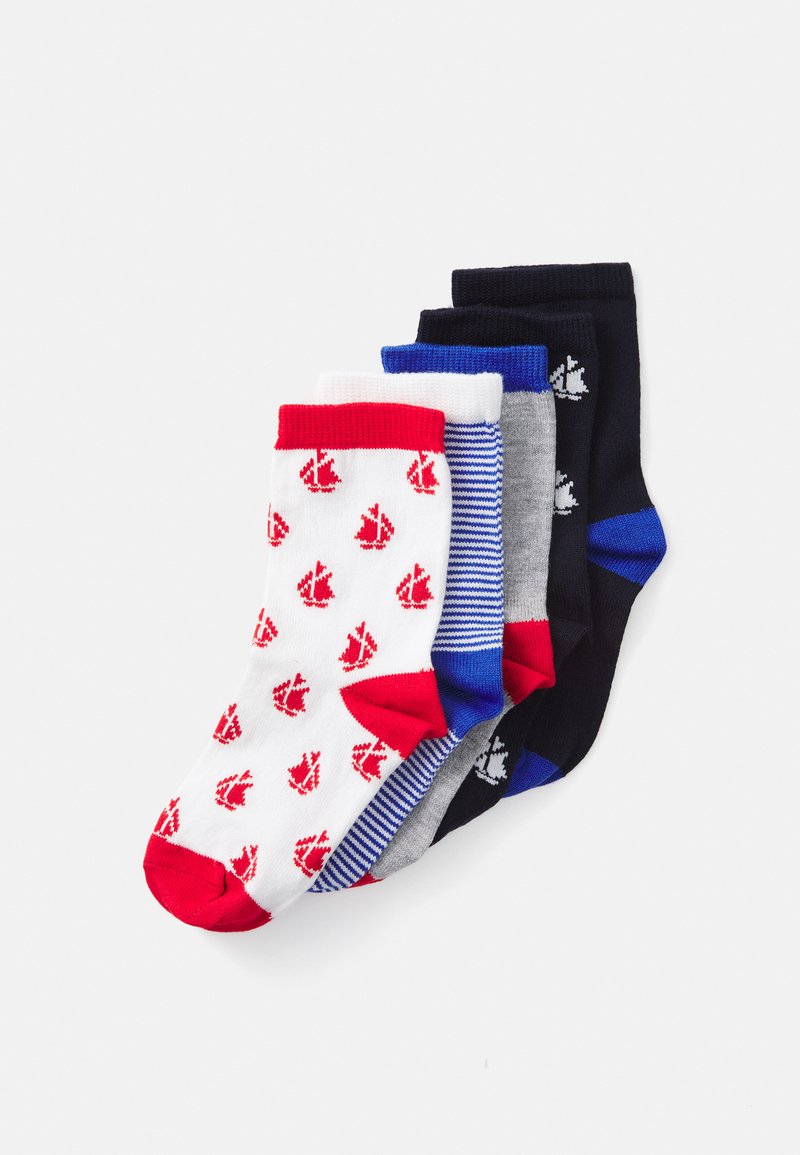 Penki poros sulankstytų kulkšninių kojinių raudonos, baltos, mėlynos, pilkos ir tamsiai mėlynos spalvos su burlaivių raštais ir dryžiais ant baltos fono.