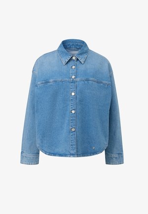 Lichtblauwe spijkerjack met lange mouwen, knoopsluiting aan de voorkant en een kraag, afgebeeld tegen een witte achtergrond.