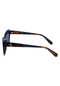 Ochelari de soare din material tartan, cu un cadru cu gradient albastru și maroniu, având un logo CK distinct pe lateral. Design elegant și modern.