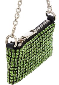 Borsa a mano verde decorata con una superficie texturizzata di strass, una cerniera argentata e una tracolla a catena con dettagli neri.