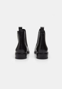 Bata Klassikalised poolsaapad - nero