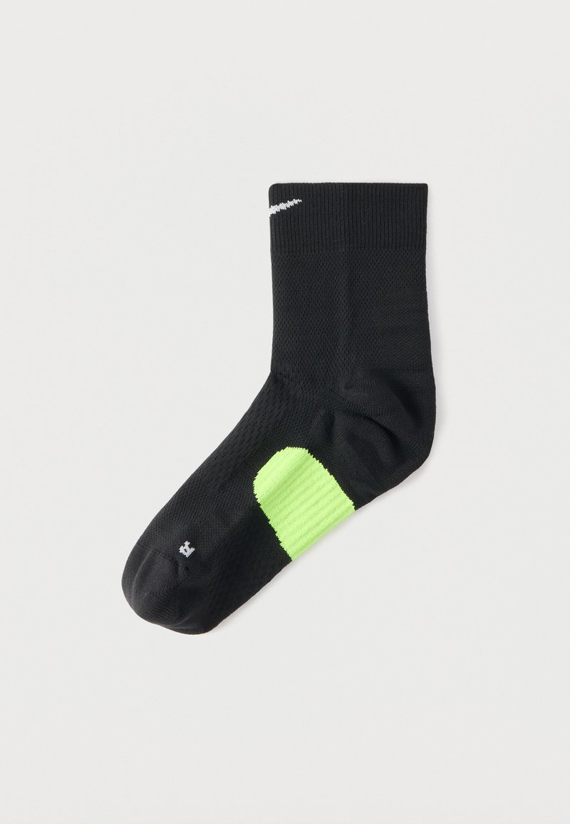 Μαύρη αθλητική κάλτσα με ραβδωτή υφή, με έντονο πράσινο ακάντ και λευκό λογότυπο Nike κοντά στο πάνω μέρος.