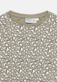 Πουλόβερ για μικρό παιδί σε ανοιχτό ελαιόχρωμο με ολόκληρο μοτίβο από λευκές και γκρι καρδιές και ριμπ κολάρο.