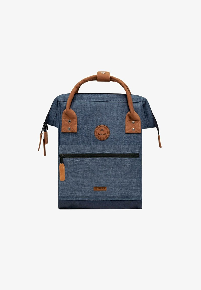 Dunkelblauer Stoff-Rucksack mit braunen Lederakzenten, oberem Griff, vorderer Reißverschlusstasche und runder Logo-Patch. Glatte Textur, strukturierte Form.