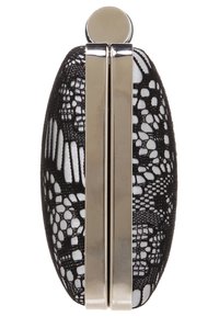 Kabelka s černou krajkovou pokrývkou a stříbrným kovovým rámem a kulatým zavíráním, zobrazená zavřená na bílém pozadí.