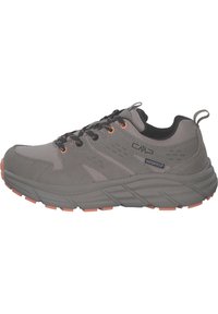 Zapato de senderismo impermeable gris con acentos negros, que presenta cordones y suela en color naranja, un collar acolchado y una parte superior texturizada para mayor durabilidad.