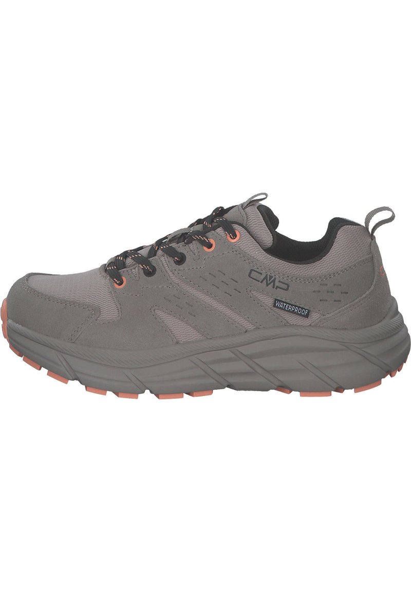 Zapato de senderismo impermeable gris con acentos negros, que presenta cordones y suela en color naranja, un collar acolchado y una parte superior texturizada para mayor durabilidad.