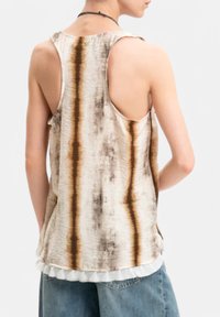 Top senza maniche beige con strisce verticali marroni, caratterizzato da uno scollo a barchetta e orlo arricciato. Texture morbida, design casual.