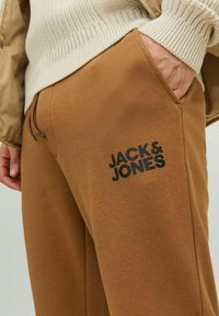 Jack & Jones JJIGORDON JJNEWSOFT NOOS - Pantalones deportivos - otter