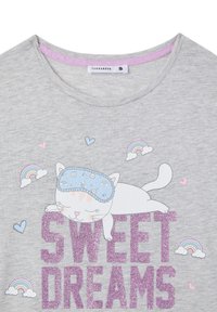 T-shirt in cotone grigio con scollo rotondo, caratterizzato da una grafica di un gatto che dorme, testo glitterato in rosa "SWEET DREAMS" e accenti colorati arcobaleno.