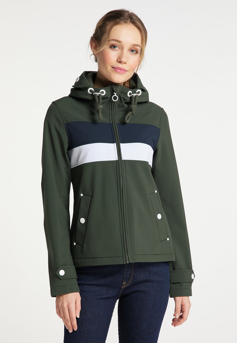 Veste à capuche en tissu soft-shell vert, avec des rayures blanches et marines sur la poitrine, des boutons-pression et deux poches avant.