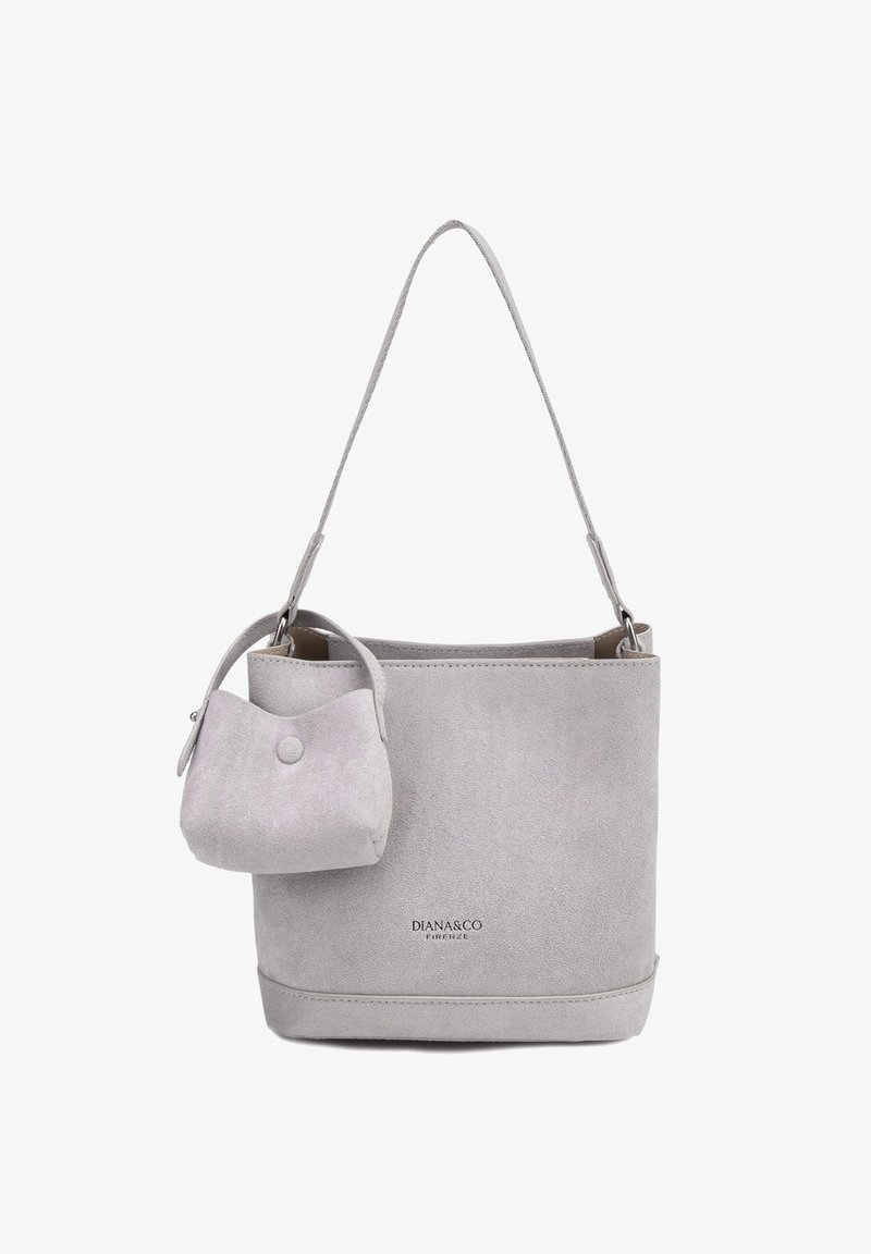 Sac seau en daim gris clair avec une longue bandoulière et une petite pochette attachée avec une fermeture à bouton-pression.