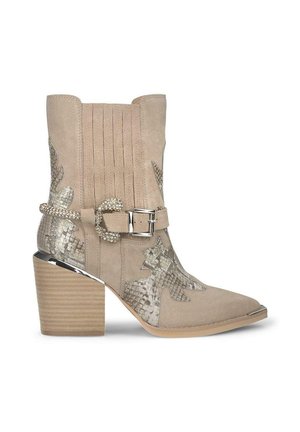Stivali da cowboy beige con punta affusolata, texture in suede, accenti in pelle di serpente e una fibbia decorativa. Presentano un tacco a blocco e cuciture verticali.