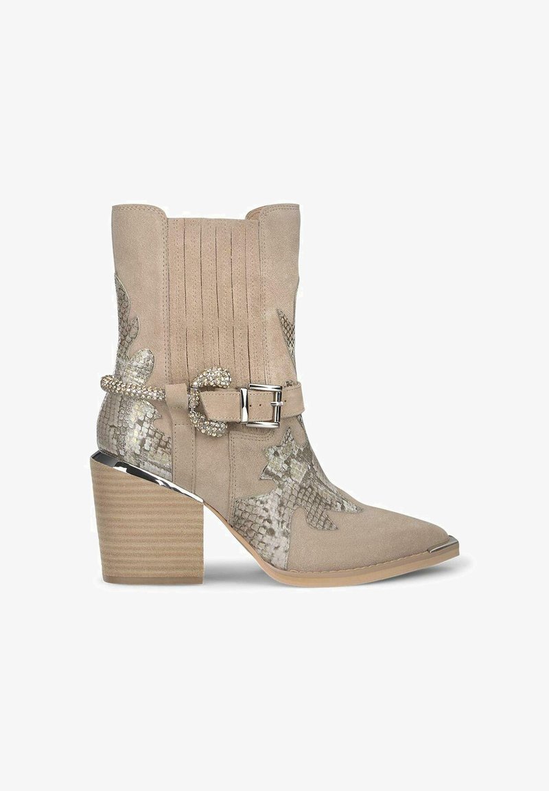 Stivali da cowboy beige con punta affusolata, texture in suede, accenti in pelle di serpente e una fibbia decorativa. Presentano un tacco a blocco e cuciture verticali.