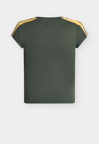 Σκούρο πράσινο πουκάμισο με κοντά μανίκια και κίτρινες ρίγες που εκτείνονται από το γιακά μέχρι τις άκρες των μανικιών, εμφανιζόμενο από πίσω σε απλό φόντο.