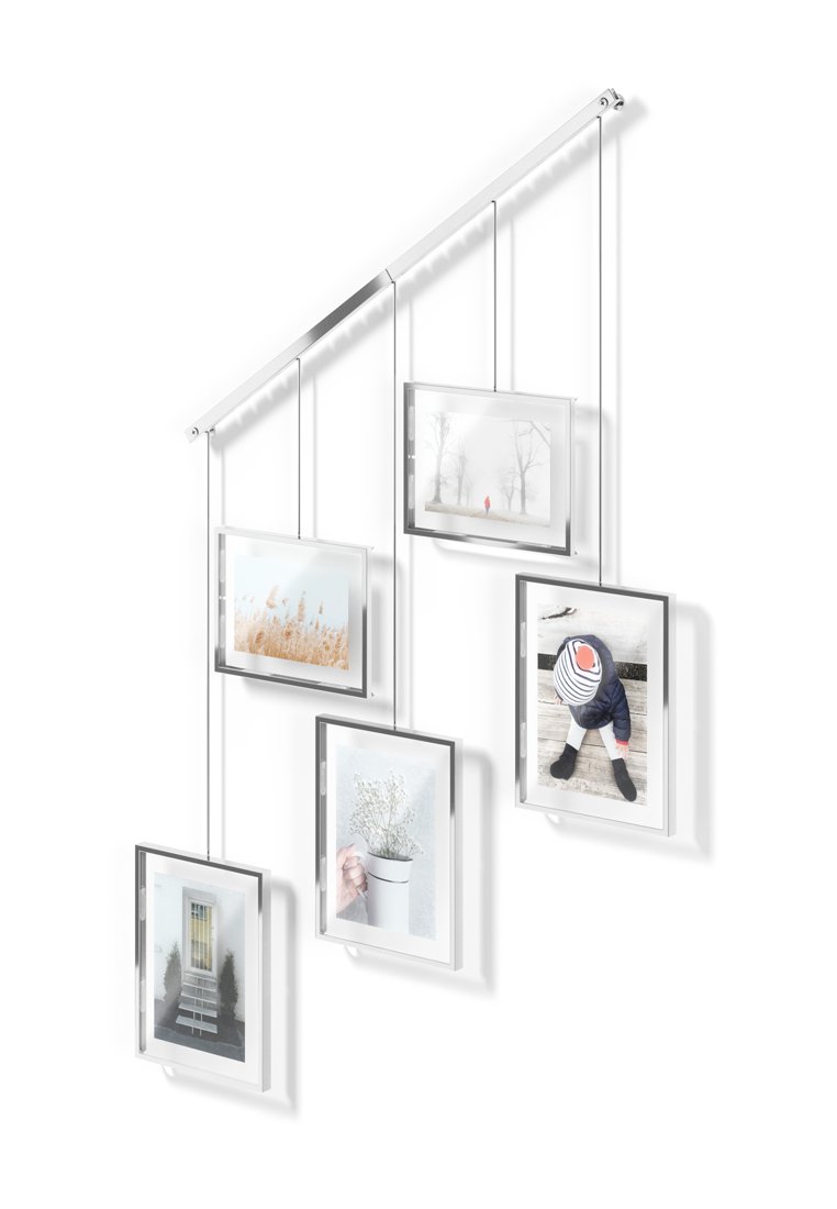 Exhibición de múltiples fotos con cinco marcos de vidrio transparente suspendidos de una barra metálica plateada, que presenta varias imágenes y un diseño minimalista.