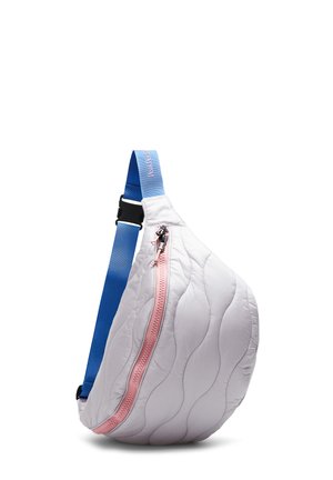 Hvid quiltet skuldertaske med en pink lynlås og justerbar blå rem med sort spænde, stående oprejst på en hvid baggrund.